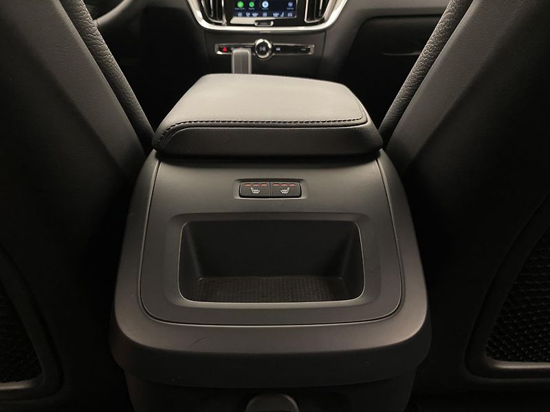 Volvo V60 B4 CORE AUT CZ - fotka 30 z 58