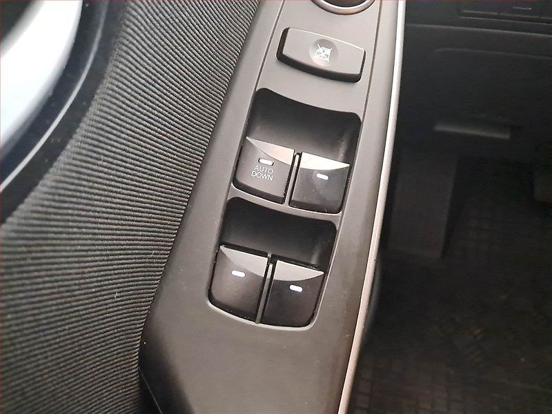 Hyundai i30 (2014) Trikolor 1.6 MPI, Tempomat - fotka 16 z 17