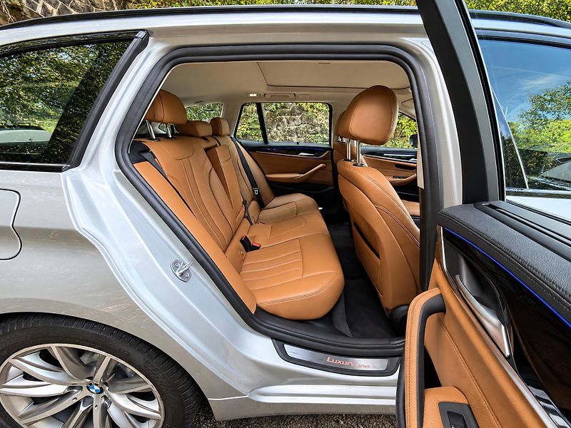 BMW Řada 5 2,0 530i xDrive Luxury Line - fotka 14 z 40