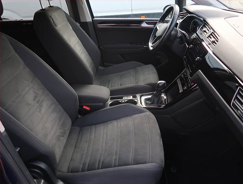 Volkswagen Touran (2023) 2.0 TDI - fotka 9 z 25