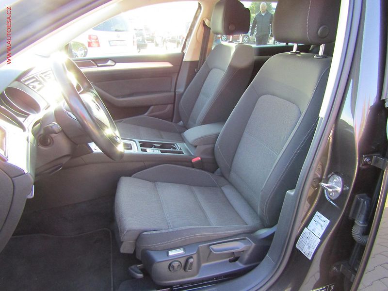 Volkswagen Passat (2018) 1.6 TDi, DSG, AC - fotka 9 z 18