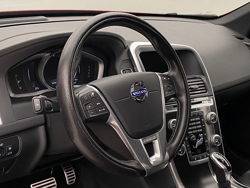 Volvo XC60 D5 AWD R-DESIGN AUT REZERVACE - fotka 18 z 52