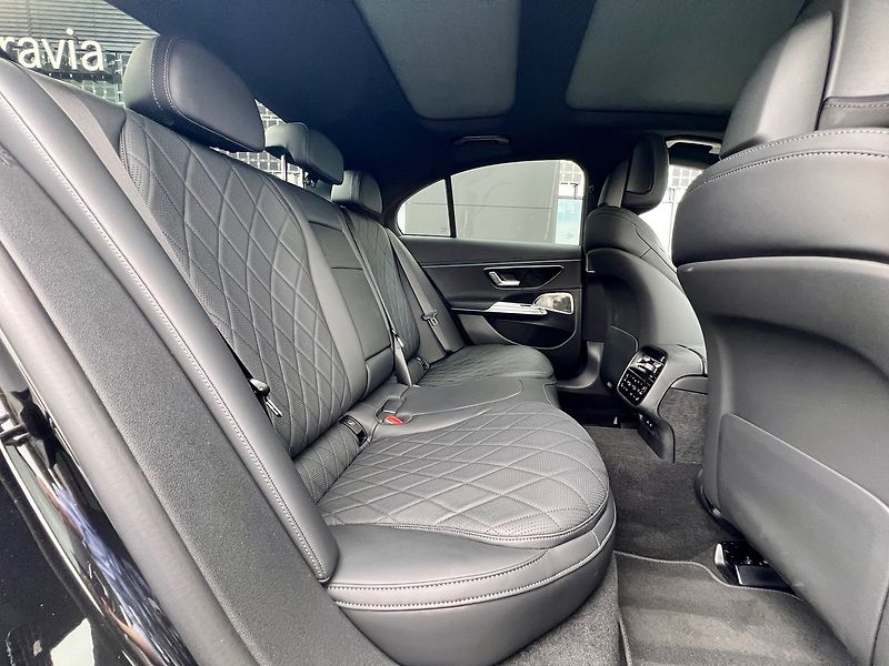 Mercedes-Benz Třídy E (2025) 450 d 4MATIC Linie AMG - fotka 12 z 31