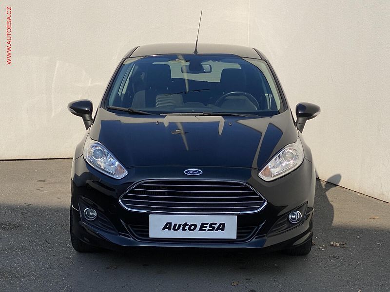 Ford Fiesta (2015) 1.0 EB, Titanium, výhřev sed - fotka 2 z 17