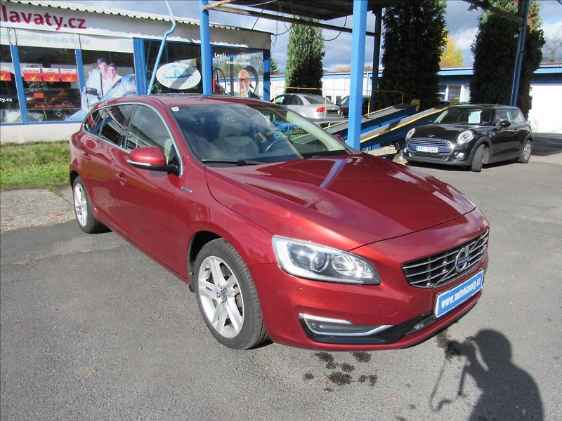 Volvo V60 2,4 D6 AWD Plug-in Hybrid - fotka 3 z 41