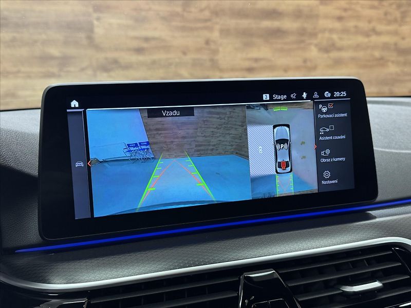 BMW Řada 5 M550i xDRIVE LASER HUD - fotka 15 z 31