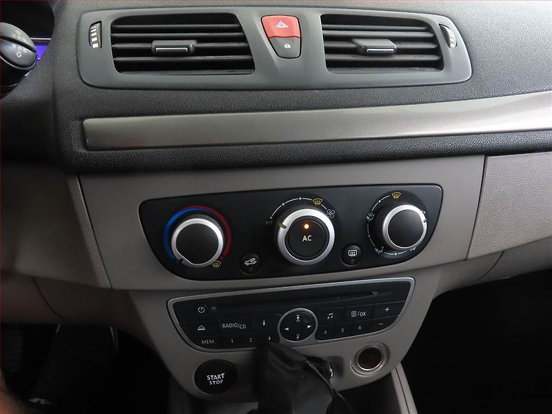 Renault Mégane (2012) 1.6 16V, Serv.kniha, Navi - fotka 12 z 15