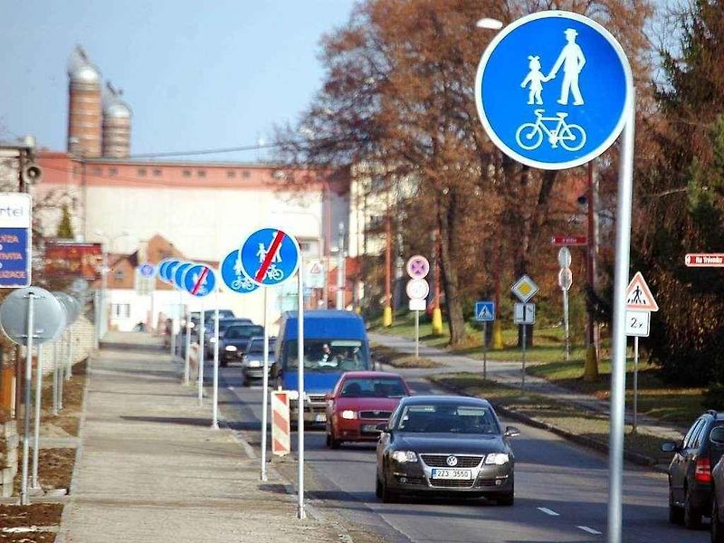 Kuriózní a vtipné značení na českých silnicích.
