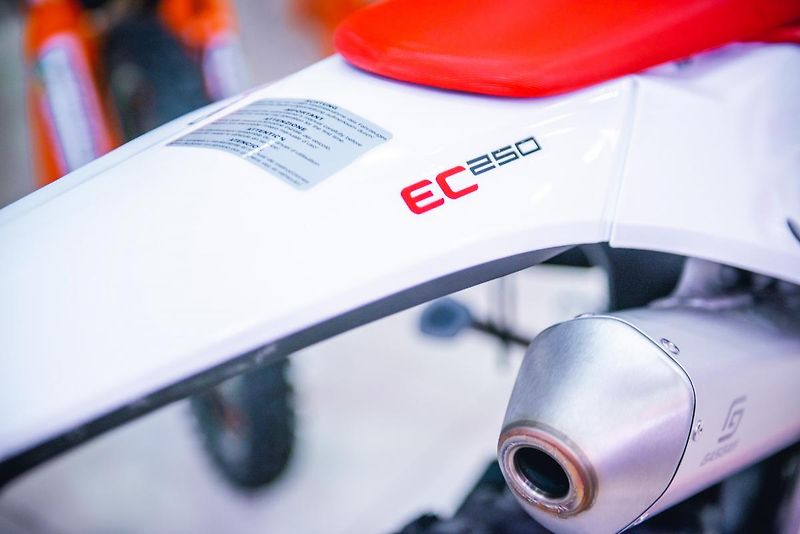 GASGAS EC 250 Racing (2022) EC 250 TPI 2T - fotka 35 z 49