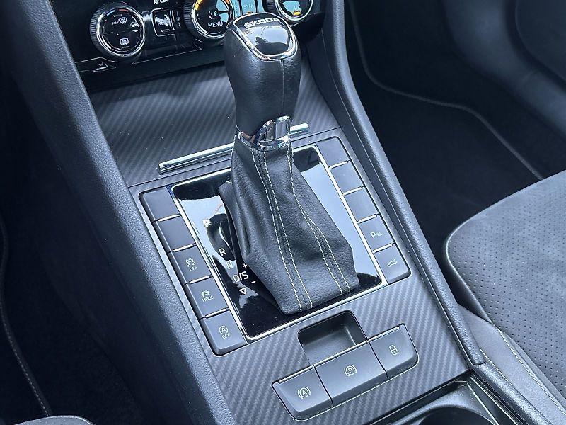 Škoda Superb (2023) Combi 2.0 TDI DSG Sportline - fotka 16 z 36