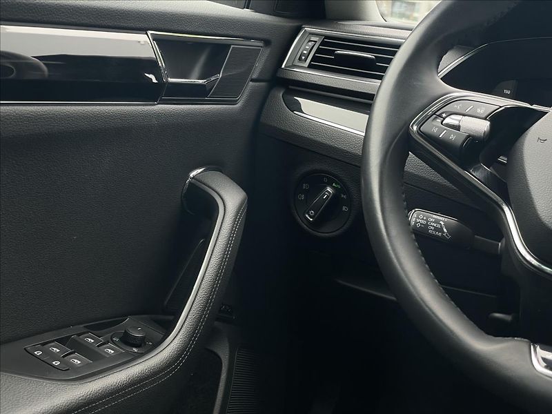 Škoda Superb 2,0 TDI DSG L&K TAŽNÉ+ACC+LED - fotka 14 z 25