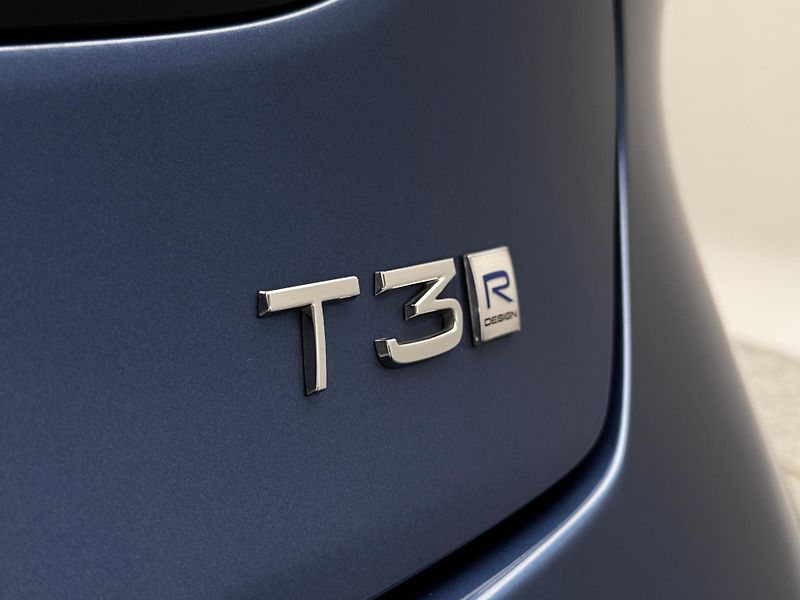 Volvo V40 T3 R-DESIGN AUT REZERVACE - fotka 19 z 47