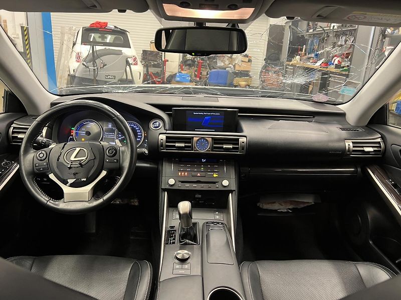 Lexus IS 300h 2.5l 133 kW - fotka 9 z 19
