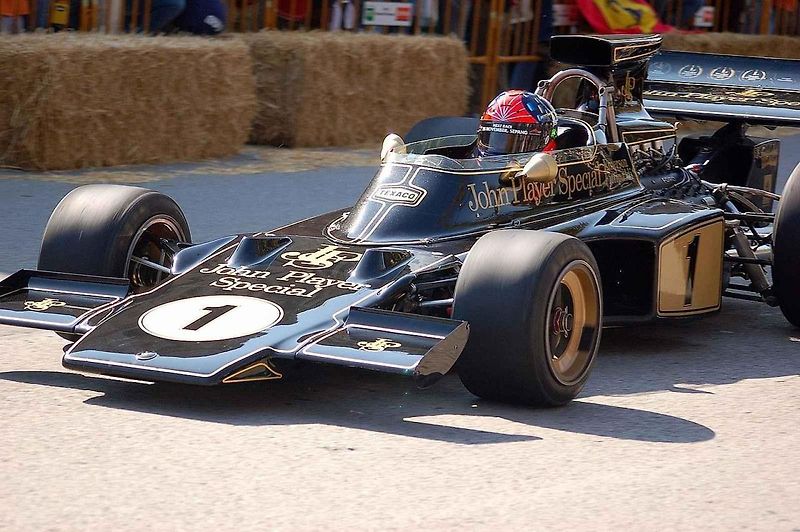 Emerson Fittipaldi v kokpitu Lotusu 72 s šéfem týmu Coline Chapmanem.