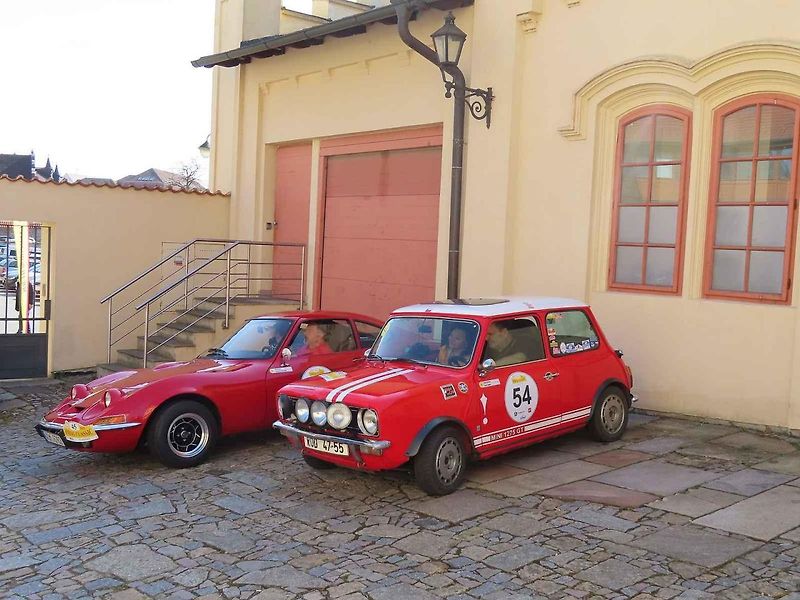 Michal a Jonáš Pavlíčkovi na startu. Rallye Spring Classic startovalo v sobotu 12. dubna dopoledne z jihočeského Tábora. Na trasu 231 kilometrů vyrazilo 100 posádek.