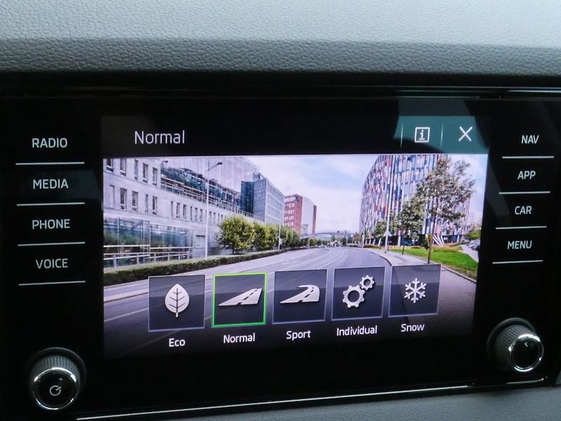 Škoda Karoq 4x4 StylePlus 2.0 TDI /110kW 6 - fotka 29 z 29
