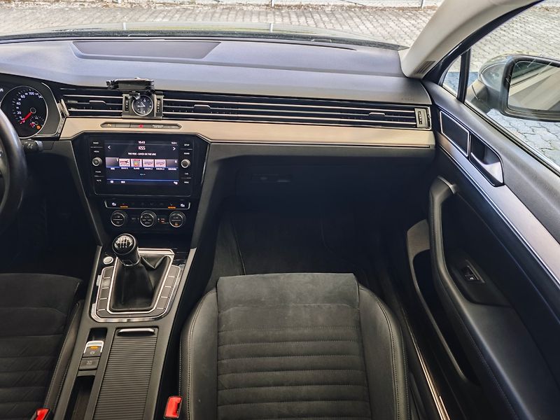 Volkswagen Passat (2017) 2.0 TDi Highline ACC Manuál - fotka 17 z 36