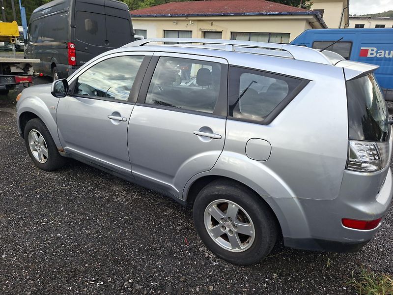 Mitsubishi Outlander (2008) 2.0 DI D 4X4 TZ - fotka 4 z 14