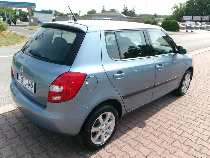 Škoda Fabia (2009) 1,4 16V KLIMA TEMP ALU - fotka 4 z 21