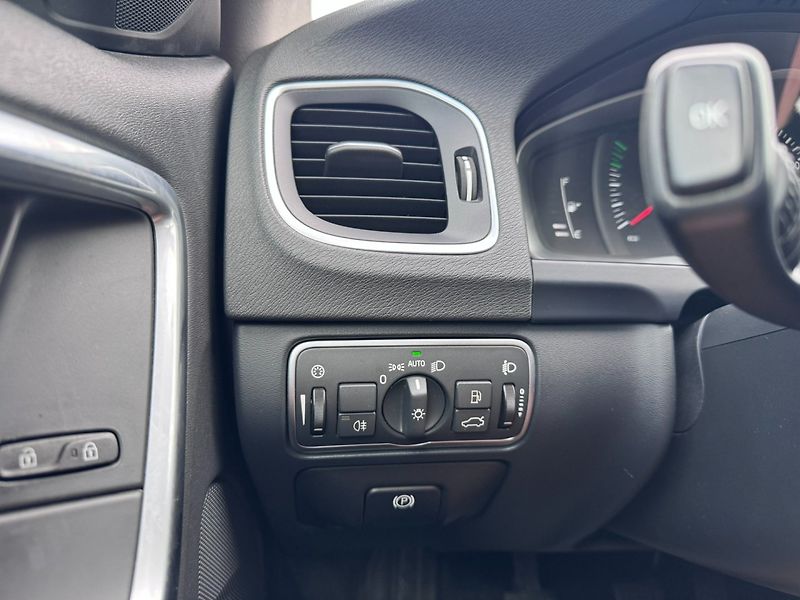 Volvo V60 (2016) D2 2,0D 88 KW TAŽNÉ - fotka 25 z 48