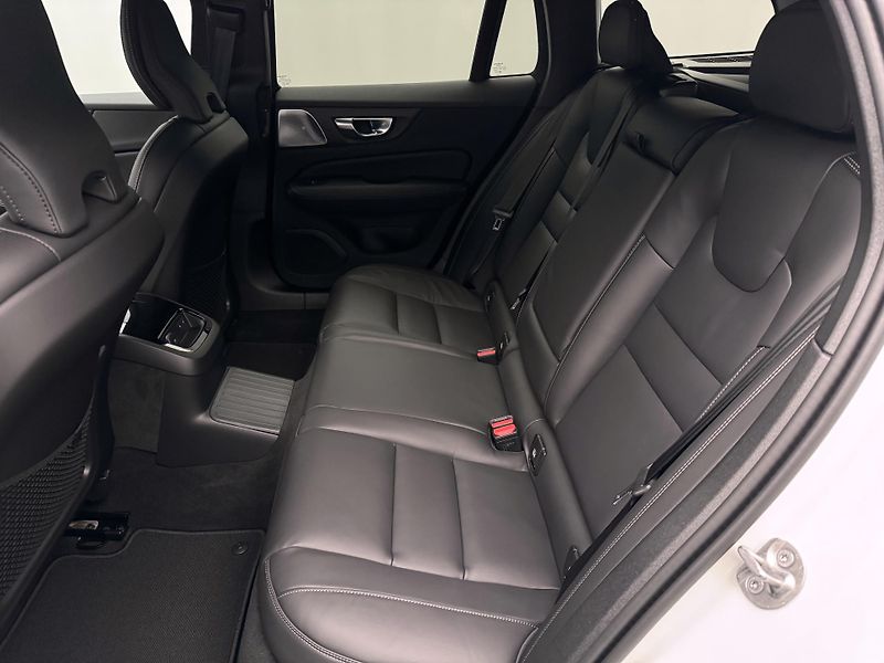 Volvo V60 (2026) T6 AWD Plug-in DARK ULTRA - fotka 6 z 24