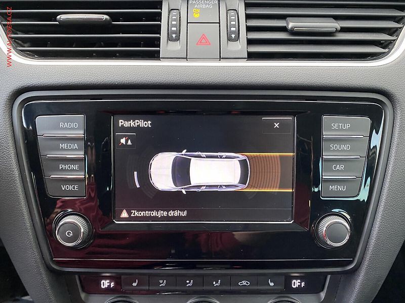 Škoda Octavia (2015) 1.6 TDI, ČR, AC, výhřev sed. - fotka 16 z 17
