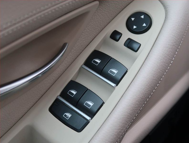 BMW Řada 5 (2013) 525d xDrive, 4X4, Automat - fotka 21 z 26