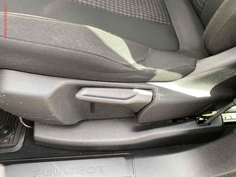 Peugeot 3008 (2018) 1.2 PT, ČR, Active - fotka 14 z 17