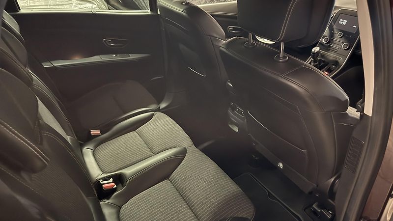 Renault Grand Scénic (2021) TCE 140,REZERVOVÁNO - fotka 34 z 56