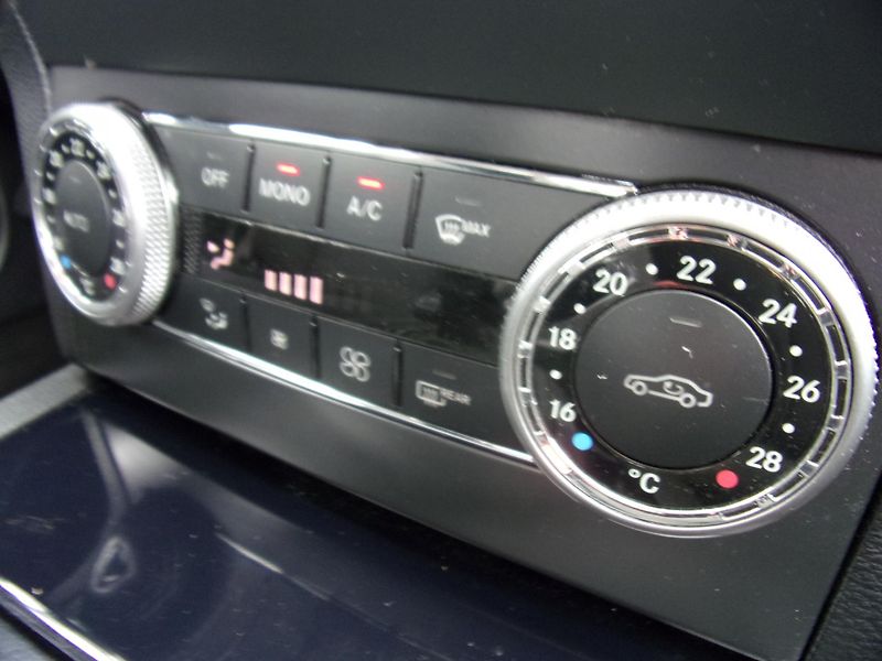 Mercedes-Benz GLK (2009) 350 CDI V6 4MATIC TEMP AC - fotka 24 z 36