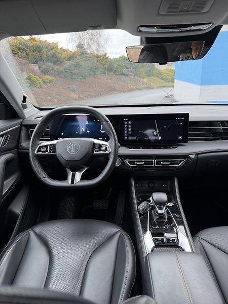 MG HS 1,5i 125kW navigace závěs  - fotka 9 z 18