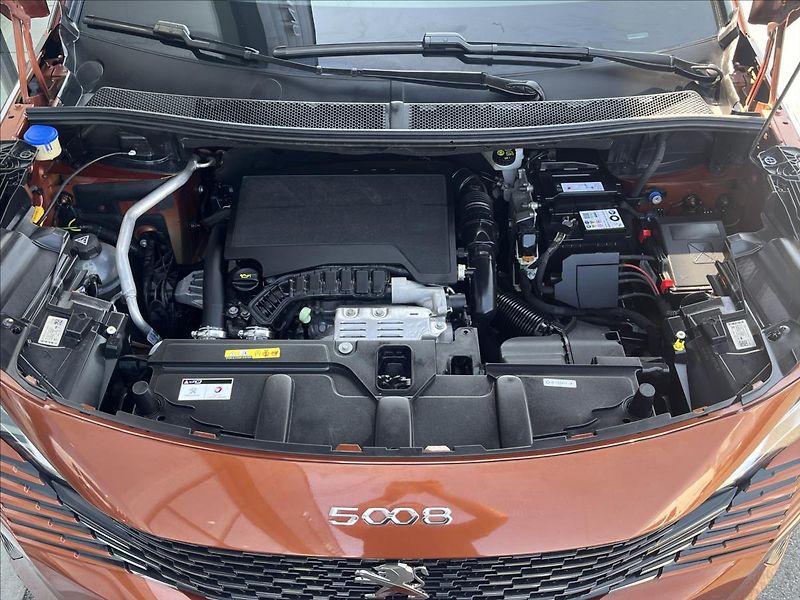 Peugeot 5008 1,2 PureTech  Allure Pack EAT8 - fotka 26 z 29