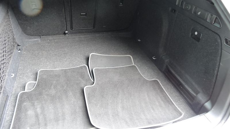Škoda Superb Kombi 2.0TDi DSG Style plus - fotka 9 z 40