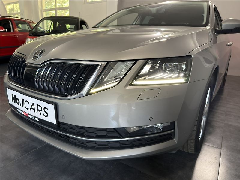 Škoda Octavia 1,6   TDI DSG STYLE+ VIRTU ACC - fotka 38 z 43