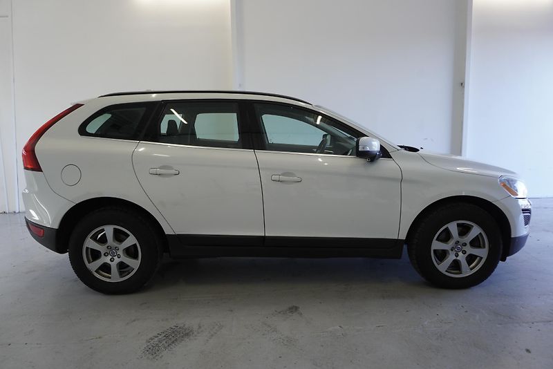 Volvo XC60 D4 AWD MOMENTUM AUT. - fotka 4 z 26