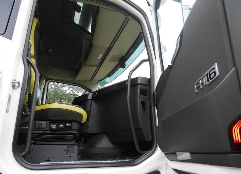 Volvo FH (2021) 16.650 6x4 tahač 100t EURO 6 - fotka 10 z 15
