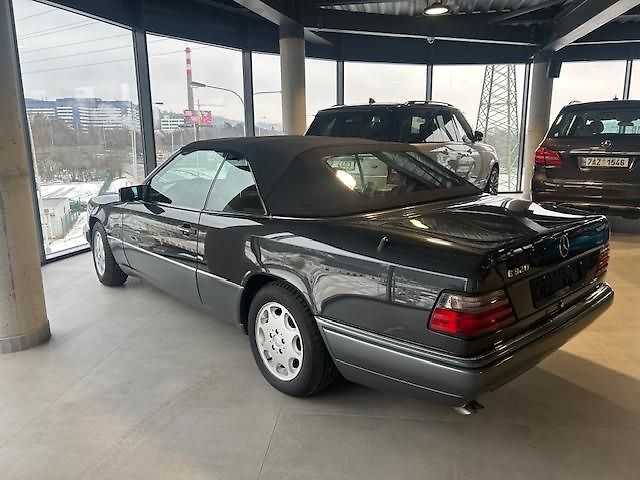 Mercedes-Benz 124 (1995) E320 24V kabriolet - fotka 10 z 28