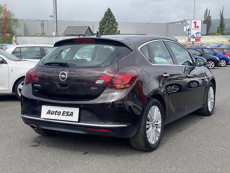 Opel Astra (2012) 2.0 TDCi, AC, navi, park - fotka 4 z 12