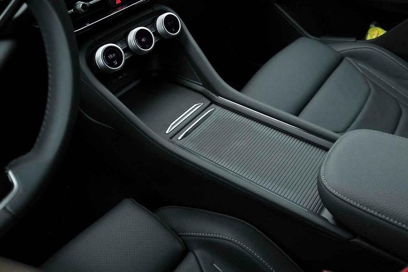 Škoda Kodiaq je u českých rodin jednoznačný favorit. Nepatří mezi nejlevnější, prostorem a praktičností však patří na špičku segmentu.