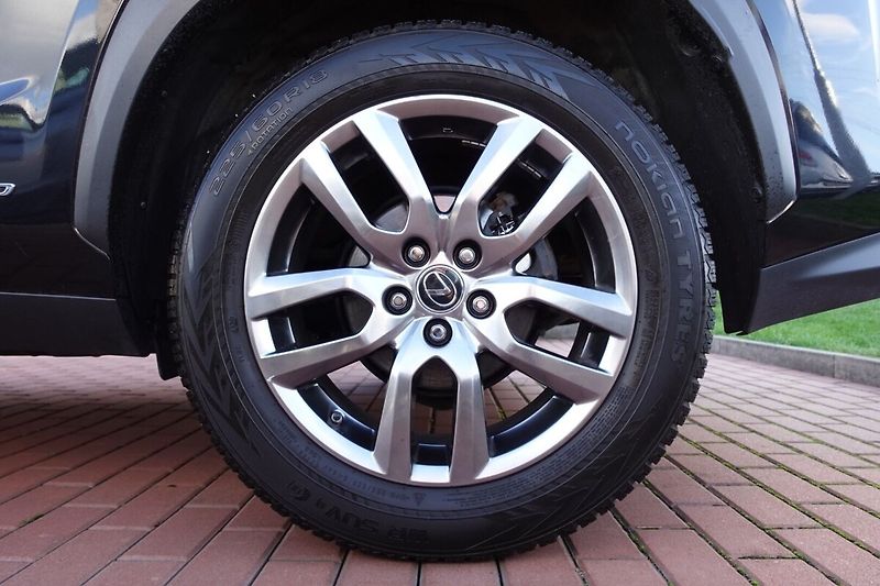 Lexus NX 300h 2,5HSD AWD PRESTIEGE SAFETY - fotka 9 z 34