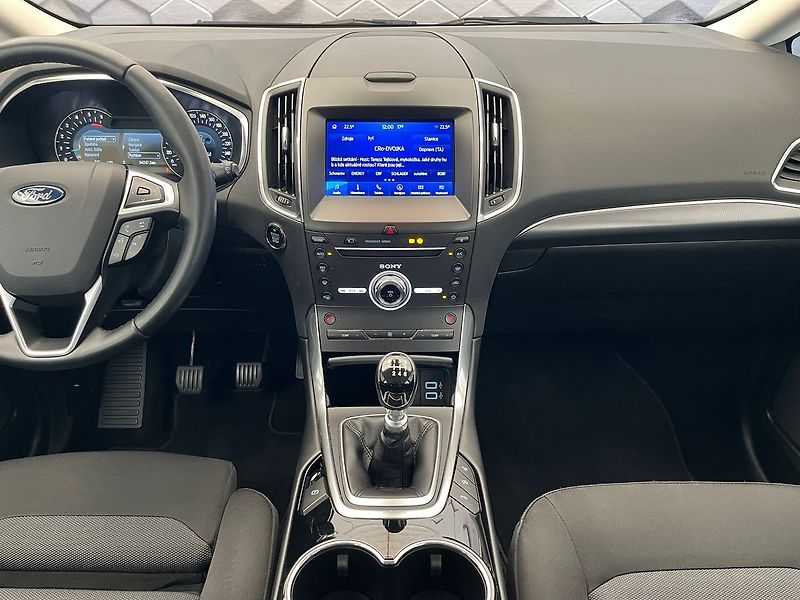 Ford S-MAX 2.0 EB Titanium LED manuál - fotka 18 z 58