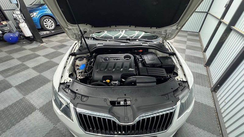 Škoda Superb (2014) Laurin & Klement - fotka 19 z 22