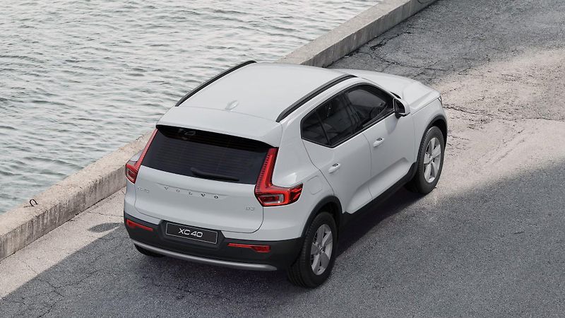 Volvo XC40 (2026) ESSENTIAL, B3 FWD, 120+10 kW / - fotka 3 z 10