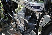 Pohled na motor motocyklu Douglas W z roku 1917.