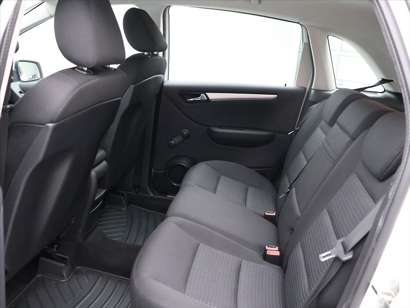 Mercedes-Benz Třídy B 1,5 160 70kW CZ Klima 82.300km - fotka 13 z 27