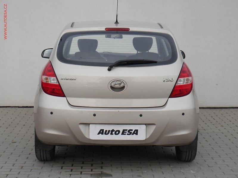 Hyundai i20 (2011) 1.2i, ČR, AC, park.asist - fotka 5 z 15