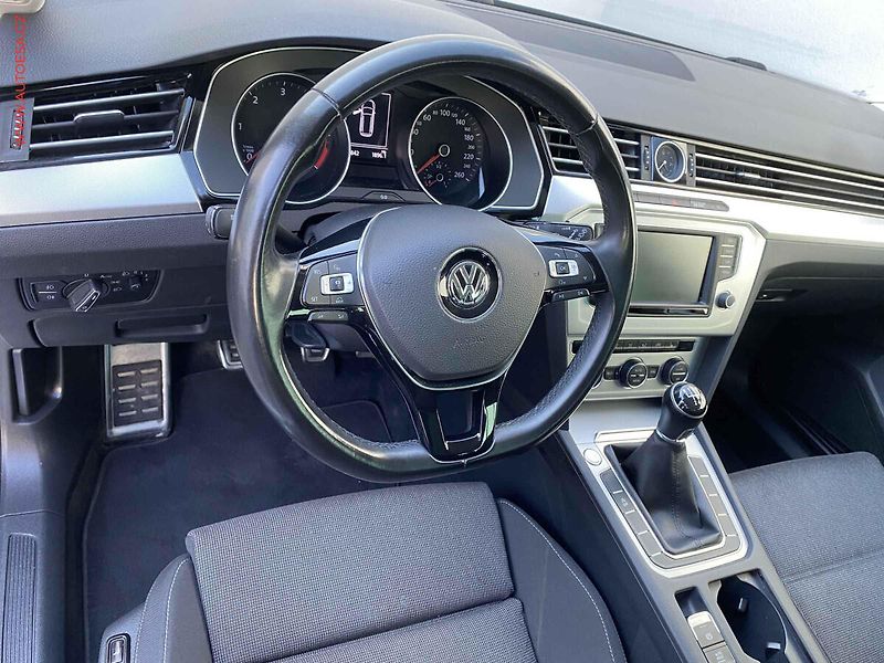 Volkswagen Passat (2016) 1.6TDi, Comfortline - fotka 13 z 17