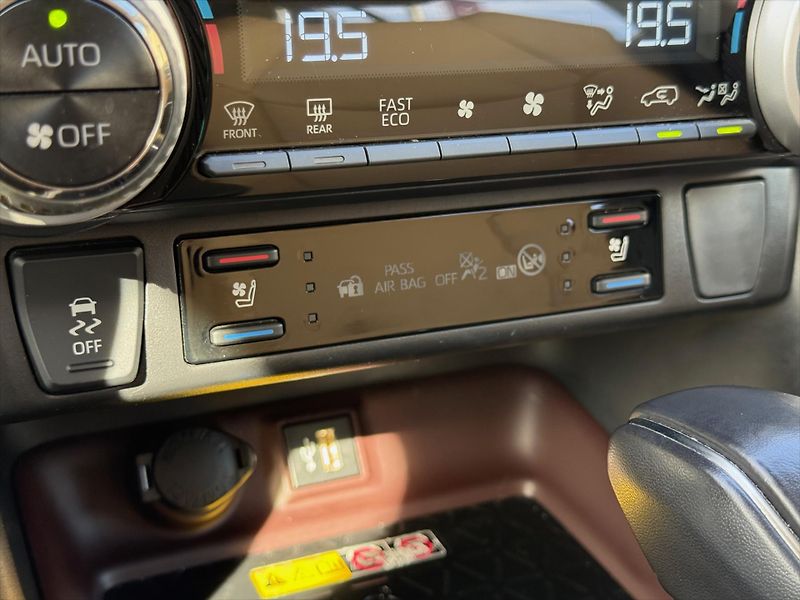 Toyota RAV4 2,5 Executive, 4x4, Hybrid - fotka 18 z 24