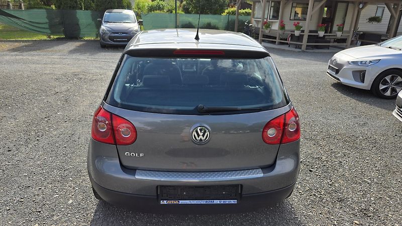 Volkswagen Golf 1.4 TRENDLINE  59KW - fotka 9 z 35