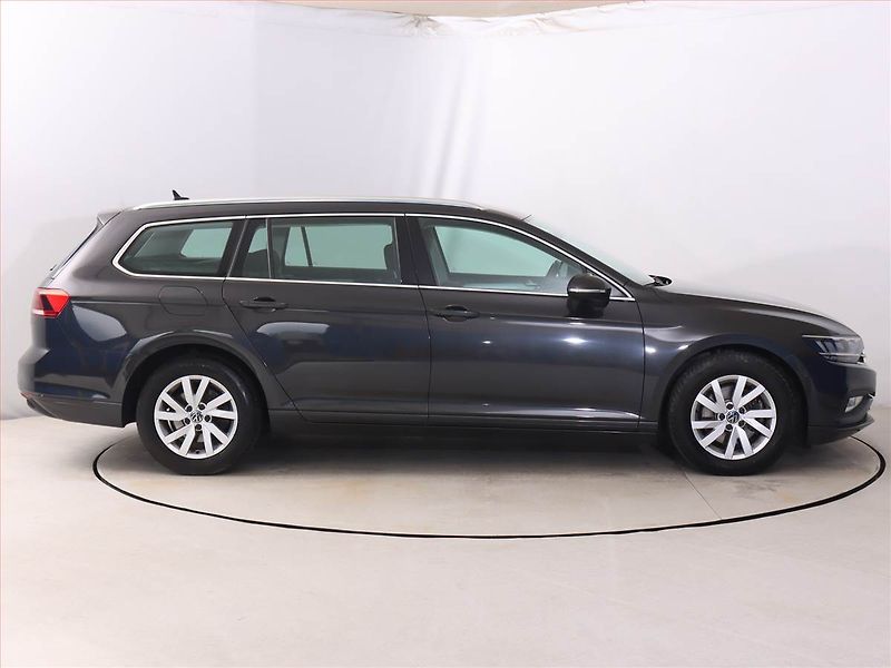 Volkswagen Passat (2020) Business 2.0 TDI, Automat - fotka 6 z 21